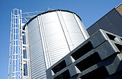 Großhandel, Paletten und Granulatsilo